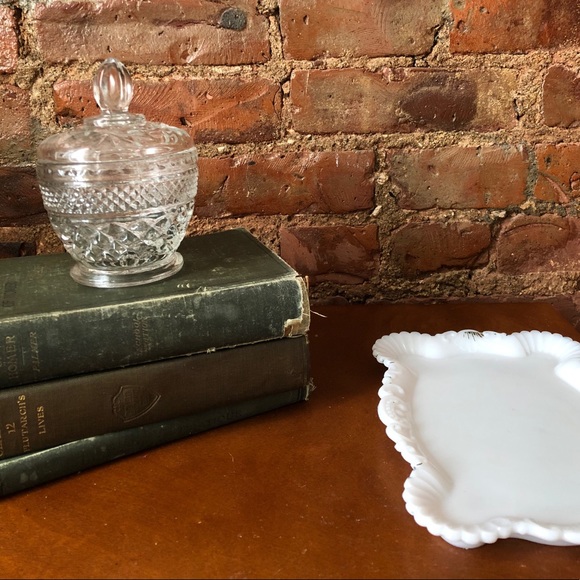Vintage Milk Glass Tray / Rolling Tray - Picture 4 of 4